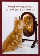 De kat fantaseert een leeuw in de spiegel